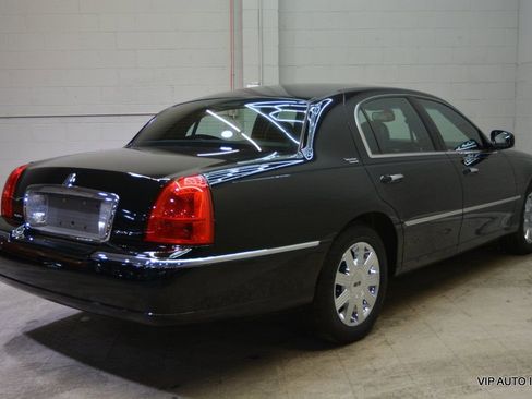 Used 2005 Lincoln Town Car Signature Limited image 4