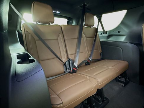 Used 2025 Chevrolet Suburban High Country AWD/4WD image 29