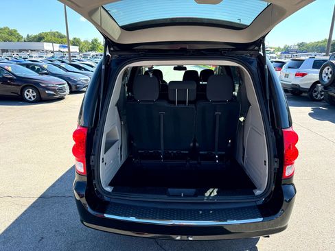 Used 2019 Dodge Grand Caravan SE image 12