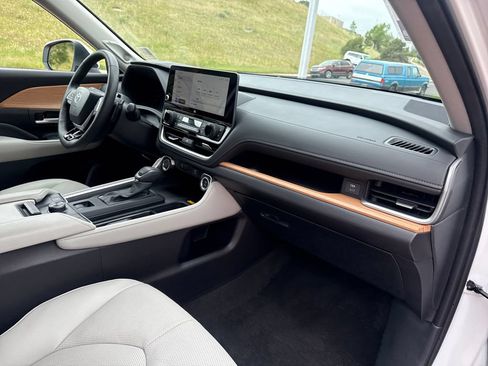 Used 2026 Toyota Grand Highlander AWD image 32
