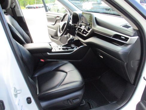 Used 2022 Toyota Highlander XLE AWD/4WD image 16