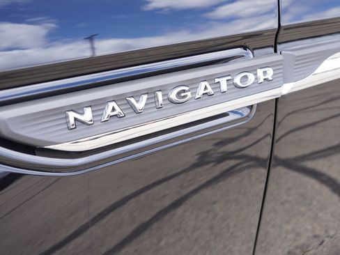 Used 2022 Lincoln Navigator Reserve AWD/4WD image 14