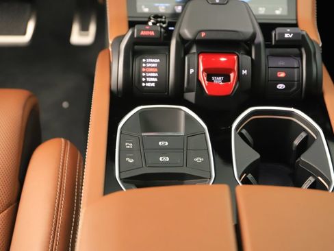 Used 2025 Lamborghini Urus SE AWD/4WD image 23