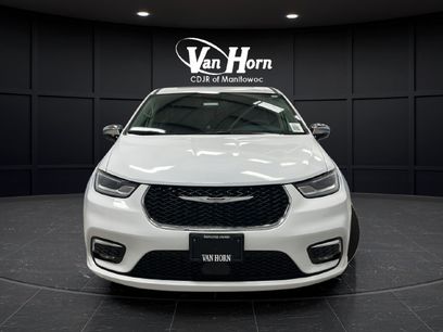 Used 2023 Chrysler Pacifica Limited w/ Uconnect Theater Family Group