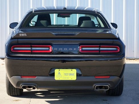 Used 2015 Dodge Challenger SXT image 36