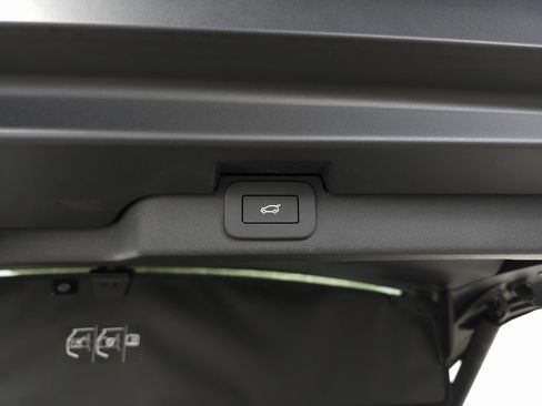 Used 2025 Land Rover Discovery Dynamic SE image 7