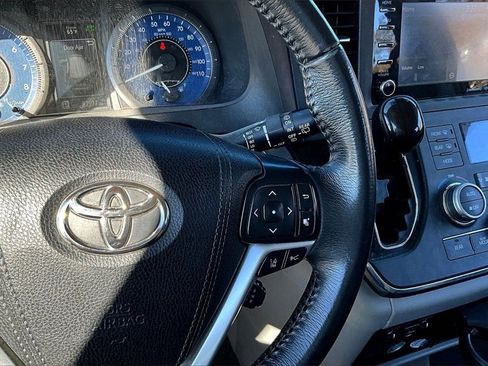 Used 2018 Toyota Sienna XLE image 17