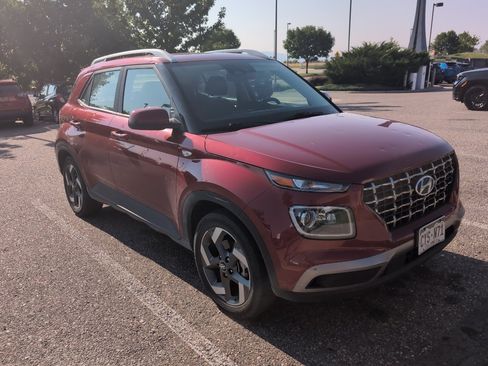 Used 2024 Hyundai Venue Limited FWD image 4