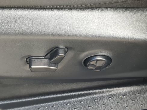 Used 2025 Chrysler Pacifica Select image 20