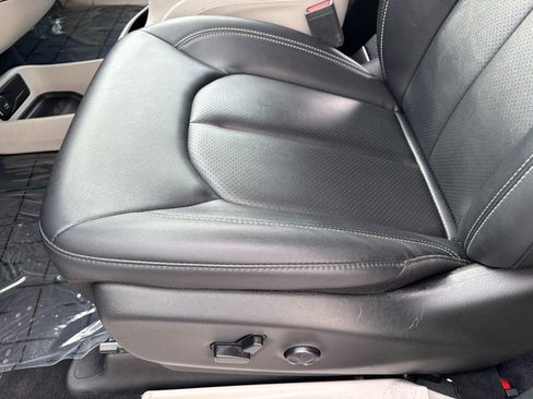 Used 2024 Chrysler Pacifica Touring-L FWD image 21