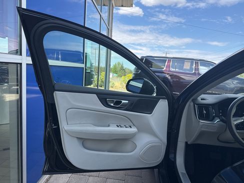 Used 2023 Volvo V60 B5 Cross Country Plus w/ Climate Package image 9