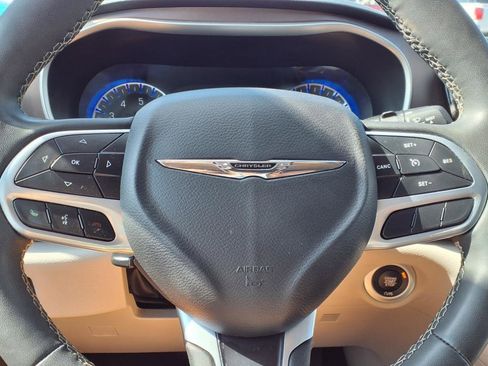 Used 2022 Chrysler Voyager LX image 12