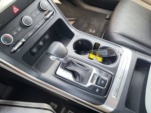 Used 2022 Kia Carnival LX FWD image 16