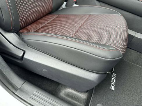 New 2025 Nissan Kicks SR FWD image 9