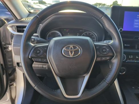 Used 2023 Toyota Venza LE AWD/4WD image 14