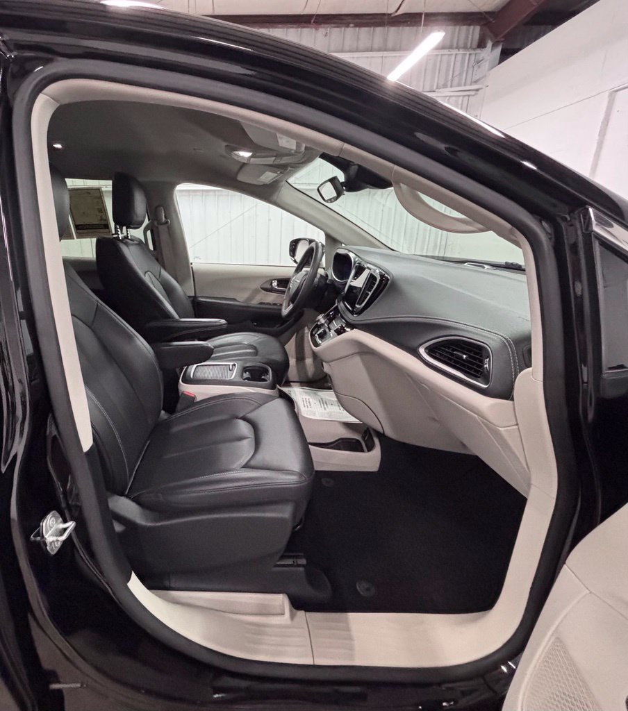 Used 2024 Chrysler Pacifica Limited FWD image 18