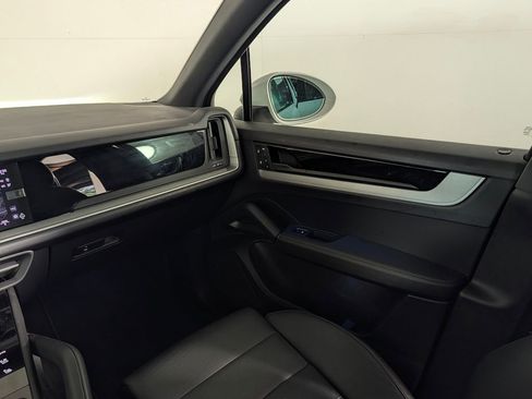 Certified 2024 Porsche Cayenne AWD/4WD image 21