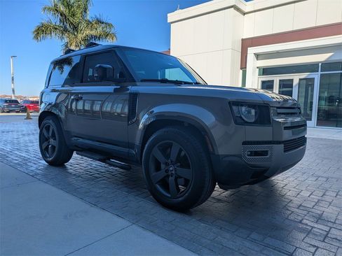 Used 2024 Land Rover Defender 90 X-Dynamic SE image 2