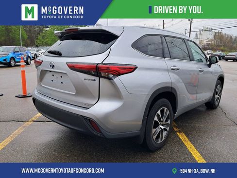 Used 2023 Toyota Highlander XLE AWD/4WD image 3