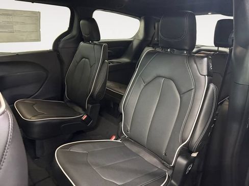 New 2027 Chrysler Pacifica Limited AWD/4WD image 25