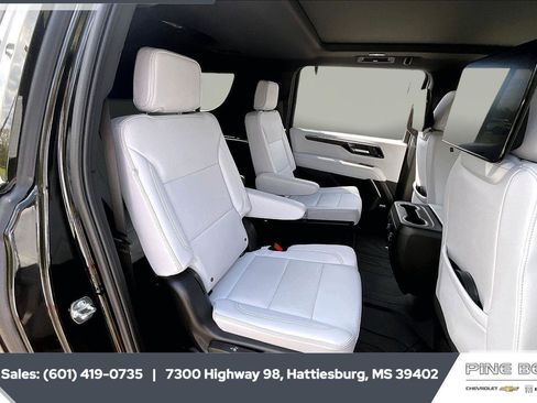 Used 2025 Chevrolet Suburban Premier image 20