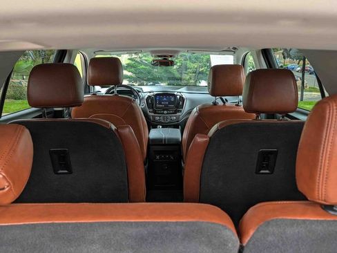 Used 2020 Chevrolet Traverse LT image 13