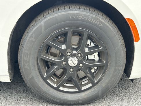 Used 2024 Chrysler Pacifica Touring-L FWD image 10