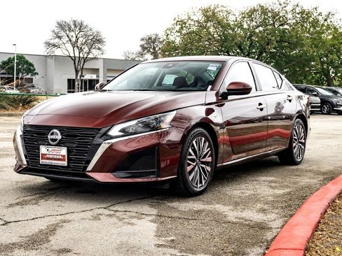 Used 2024 Nissan Altima 2.5 SV w/ SV Premium Package image 9