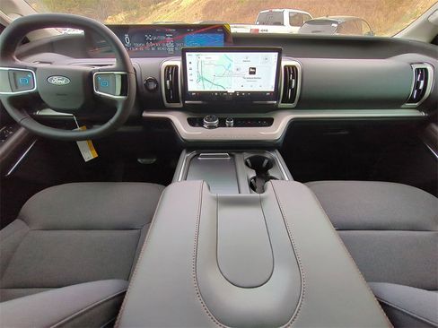 New 2025 Ford Expedition Active image 15