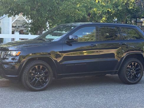 Used 2018 Jeep Grand Cherokee Altitude AWD/4WD image 29