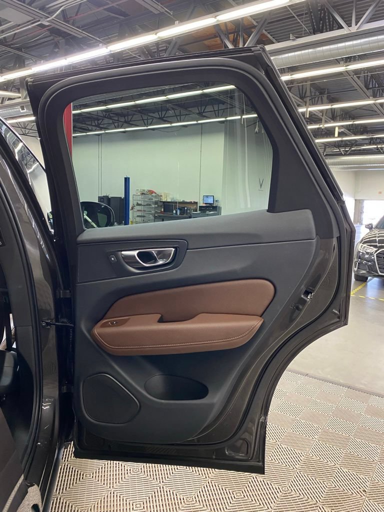Used 2022 Volvo XC60 B5 Momentum AWD/4WD image 17