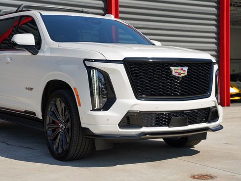 Used 2025 Cadillac Escalade ESV V AWD/4WD image 7