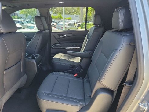 Used 2024 Chevrolet Traverse LT w/ Enhanced Driving Package FWD image 8