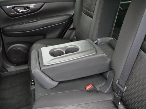 Used 2020 Nissan Rogue SV image 11