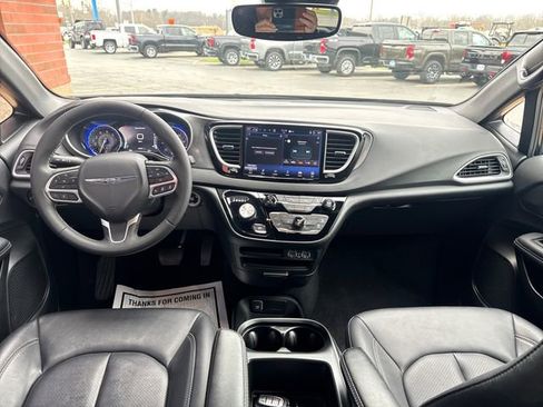Used 2025 Chrysler Pacifica Select image 15