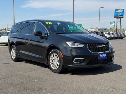 Used 2023 Chrysler Pacifica Touring-L image 1