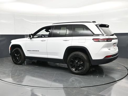 Used 2025 Jeep Grand Cherokee Altitude AWD/4WD image 10