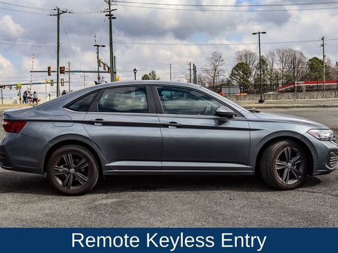 Used 2023 Volkswagen Jetta SE w/ Panoramic Sunroof Package image 9