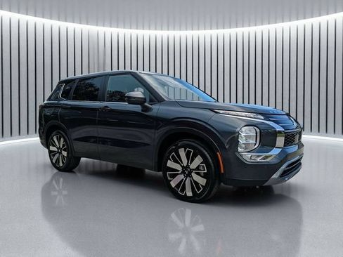 New 2026 Mitsubishi Outlander SE FWD image 2
