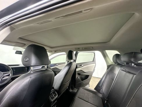 Used 2022 Volkswagen Taos SE w/ Panoramic Sunroof Package FWD image 12