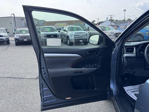 Used 2018 Toyota Highlander LE AWD/4WD image 16