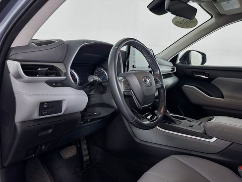 Used 2021 Toyota Highlander XLE image 12