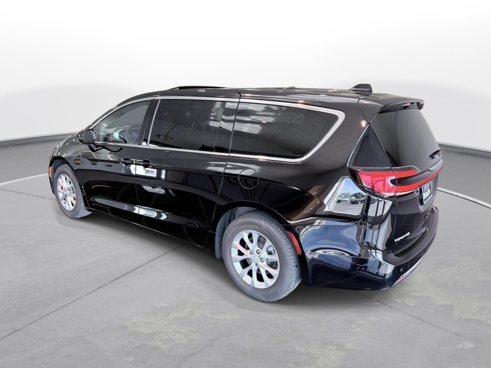 Used 2026 Chrysler Pacifica Limited FWD image 10
