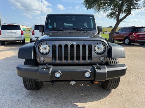 Used 2018 Jeep Wrangler Unlimited Rubicon w/ Connectivity Group AWD/4WD image 2