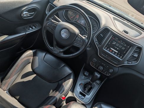 Used 2020 Jeep Cherokee Trailhawk w/ Comfort/Convenience Group AWD/4WD image 9