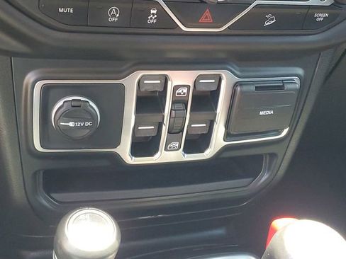 Used 2020 Jeep Wrangler Unlimited Sahara AWD/4WD image 19