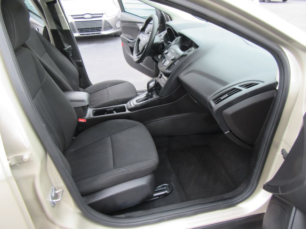 Used 2018 Ford Focus SE w/ SE Appearance Package FWD image 12