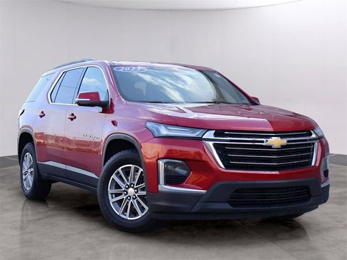 Used 2023 Chevrolet Traverse LT image 1