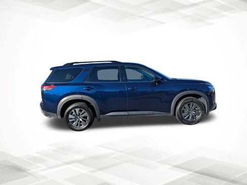 Used 2024 Nissan Pathfinder SV image 3