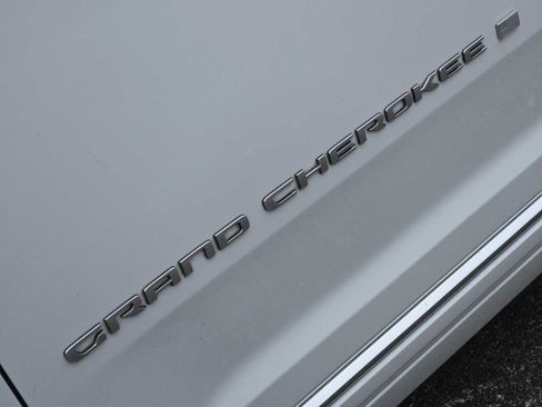 Used 2023 Jeep Grand Cherokee L Summit w/ Luxury Tech Group V AWD/4WD image 10